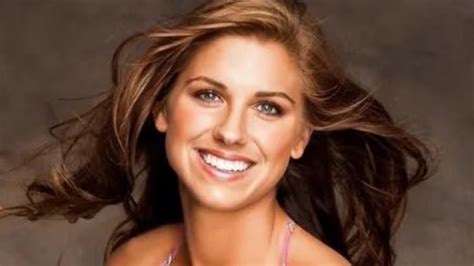 6 Incredible Photos of Olympian Alex Morgan in Body。